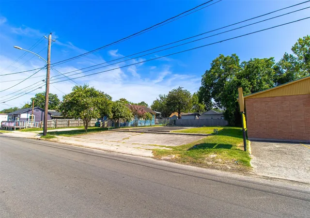 Homes for sale in Baytown, TX | 213 E Texas Ave, Baytown, TX 77520 | MLS# 76136906