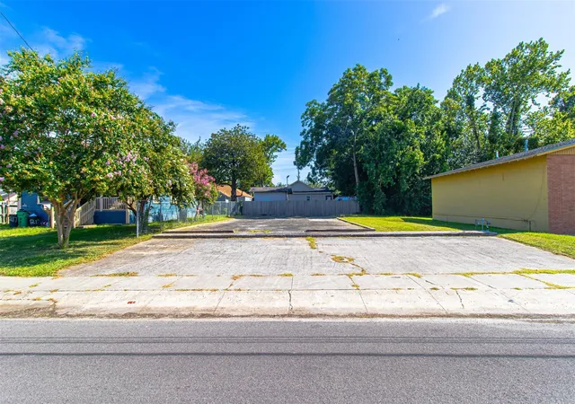 Homes for sale in Baytown, TX | 213 E Texas Ave, Baytown, TX 77520 | MLS# 76136906