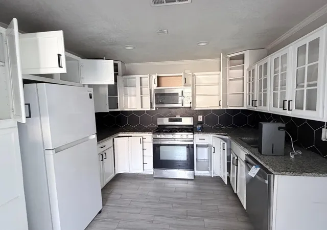 4th image of 428 Azalea St, Lake Jackson, TX 77566 | MLS# 64981685