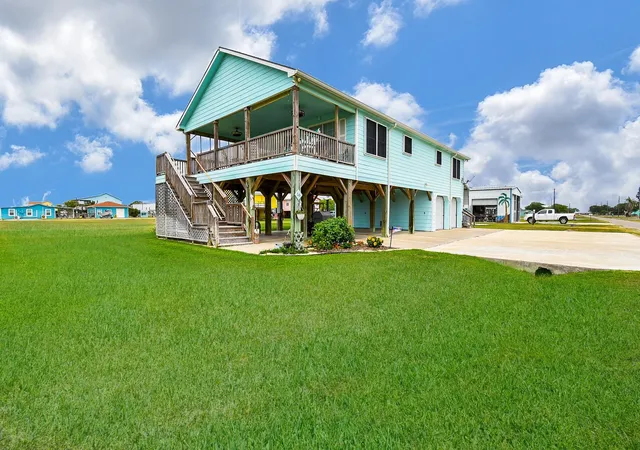 Homes for sale in Palacios, TX | 16 Peggy St E, Palacios, TX 77465 | MLS# 90308045
