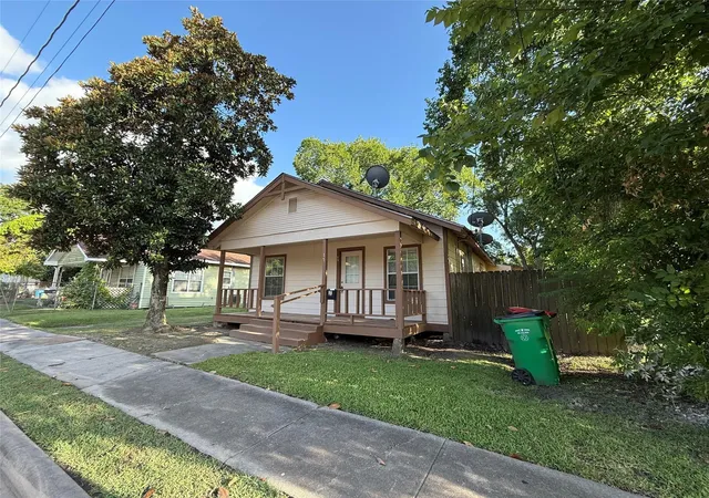 Photo 1 of Single family home for sale at 17 E James St, Baytown, TX 77520 | MLS# 77645076 | Listing updated on 2026-04-07