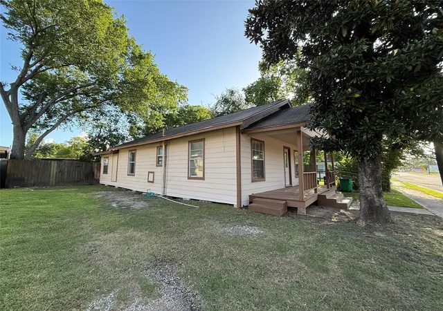 Photo 2 of Single family home for sale at 17 E James St, Baytown, TX 77520 | MLS# 77645076 | Listing updated on 2026-04-07