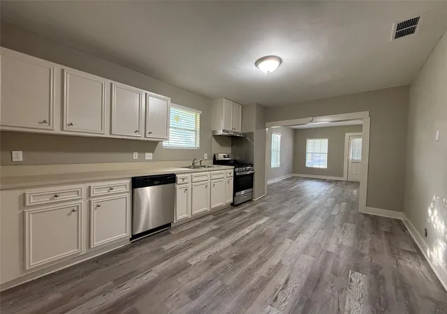 Photo 4 of Single family home for sale at 17 E James St, Baytown, TX 77520 | MLS# 77645076 | Listing updated on 2026-04-07