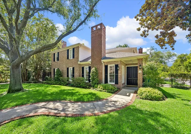 1st image of 40 Hackberry Ln, Houston, TX 77027 | MLS# 14684760