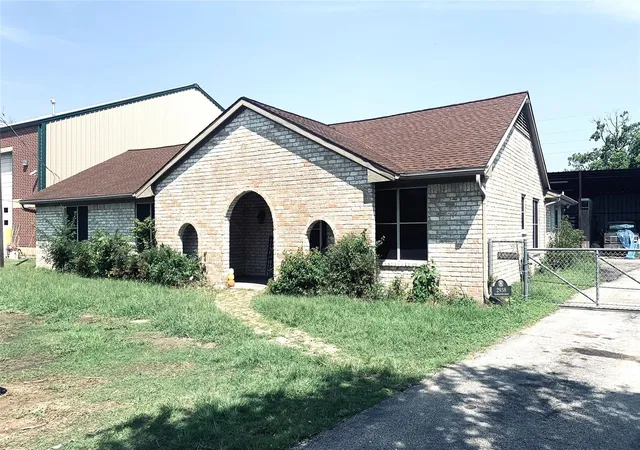 Photo 3 of Single family home for sale at 2934 Washington Dr, Houston, TX 77038 | MLS# 51521087 | Listing updated on 2026-09-01