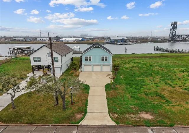 Homes for sale in Freeport, TX | 822 W 2nd St, Freeport, TX 77541 | MLS# 55679961