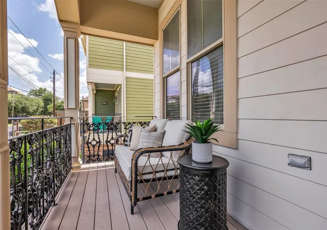 Photo 3 of Single family home for sale at 1122 W 18th St, Houston, TX 77008 | MLS# 57936077 | Listing updated on 2026-09-16
