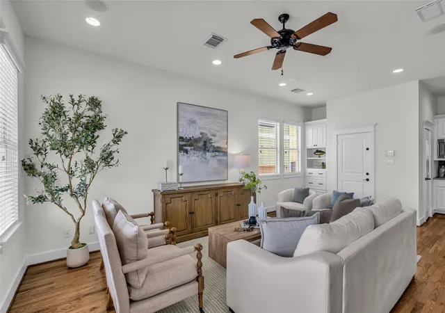 Photo 3 of Single family home for sale at 1122 W 18Th St, Houston, TX 77008 | MLS# 57936077 | Listing updated on 2026-09-16