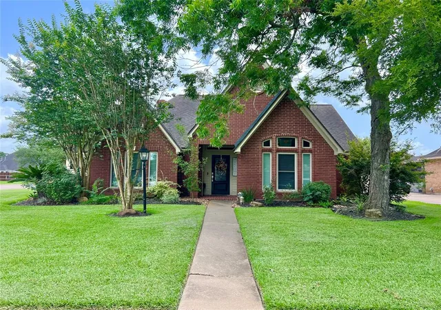 image of 51 S Trillium Ct, Lake Jackson, TX 77566 | MLS# 12237458
