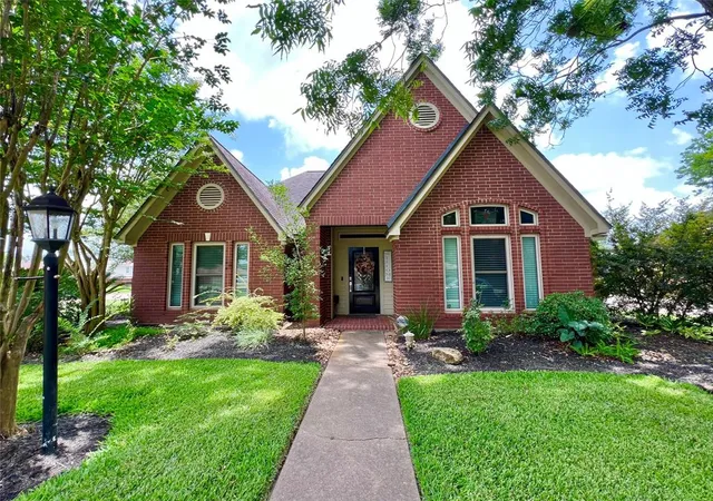 image of 51 S Trillium Ct, Lake Jackson, TX 77566 | MLS# 12237458