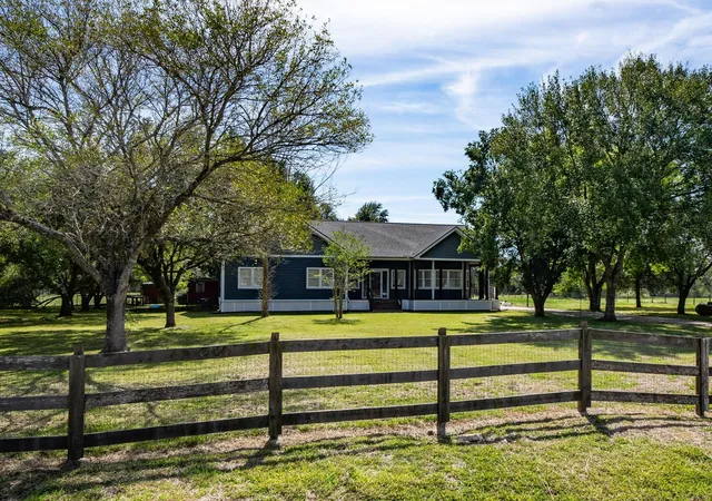 1st image of 1302 Southfork Ln, Rosharon, TX 77583 | MLS# 52110257