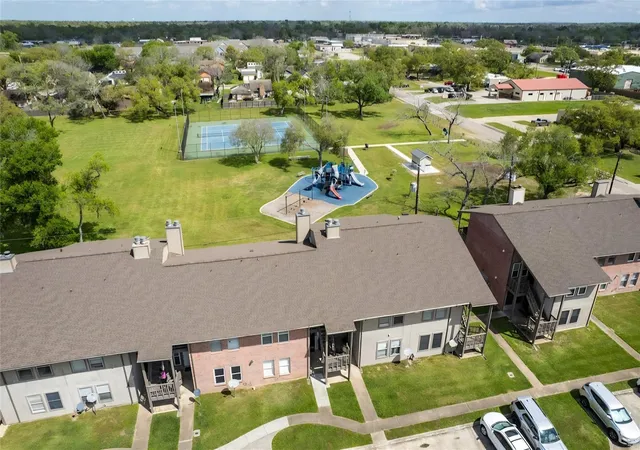 2nd image of 418 Garland Dr, Lake Jackson, TX 77566
