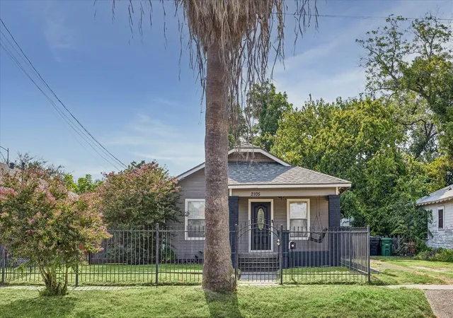 Photo 1 of Sale Pending at 2105 Lawrence St, Houston, TX 77008 | MLS# 4128918 | Listing updated on 2026-09-04