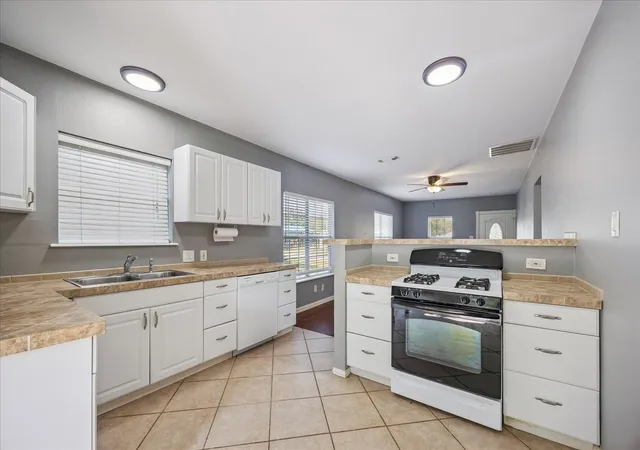 Photo 3 of Sale Pending at 2105 Lawrence St, Houston, TX 77008 | MLS# 4128918 | Listing updated on 2026-09-04