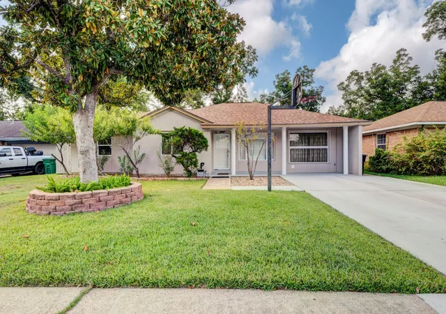 2nd image of 213 W Spreading Oak Dr, Houston, TX 77076 | MLS# 53391656