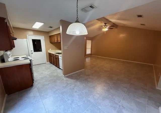 Listing Photo 5 - Condo for sale in building located at 1610 Hazelwood St, Conroe, TX 77301