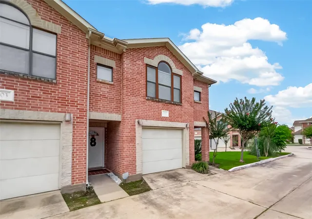 Homes for sale in Houston, TX | 5941 South Loop E #104, Houston, TX 77033 | MLS# 32008189