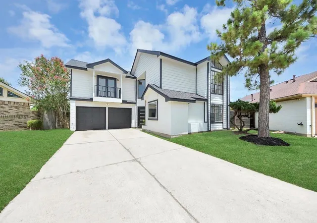 Photo 2 of Sale Pending at 7842 Poitiers Dr, Houston, TX 77071 | MLS# 81318103 | Listing updated on 2026-08-26