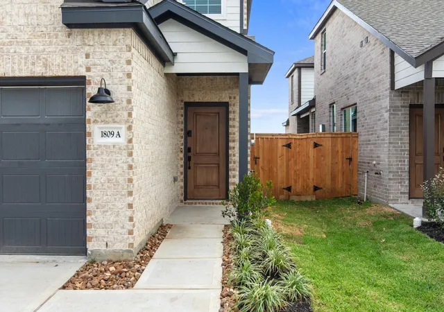 Listing Photo 2 - Condo for sale in building located at 1797 N Peach Creek Dr, Dayton, TX 77535 - Unit #
