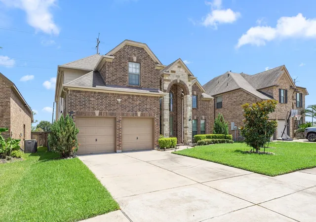 Photo 3 of Sale Pending at 13403 Sunset Bay Ln, Pearland, TX 77584 | MLS# 88927117 | Listing updated on 2026-08-21