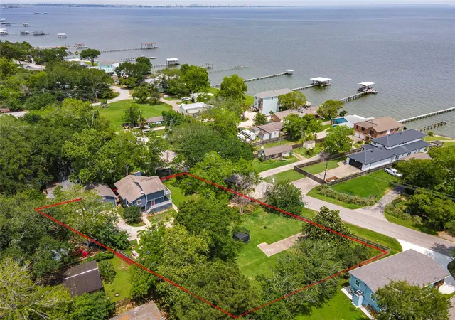 Homes for sale in Bacliff, TX | 3726 Bayshore Dr, Bacliff, TX 77518 | MLS# 10541347