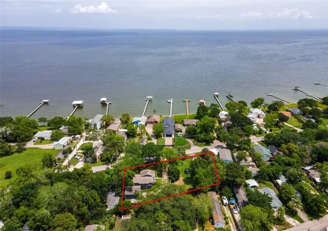 Homes for sale in Bacliff, TX | 3726 Bayshore Dr, Bacliff, TX 77518 | MLS# 10541347