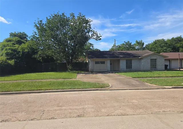 Photo 2 of Sale Pending at 4814 Tidewater Dr, Houston, TX 77045 | MLS# 20355191 | Listing updated on 2026-09-07