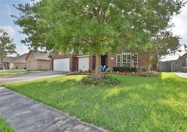2nd image of 112 Majestic Oak Cir, Lake Jackson, TX 77566 | MLS# 60315993