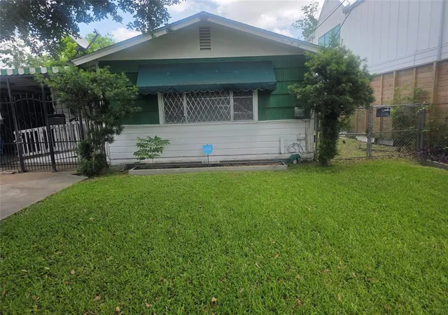2nd image of 5206 Robertson St, Houston, TX 77009 | MLS# 32601414