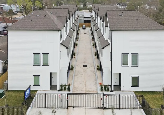 3rd image of 9405 Hammerly Blvd #C, Houston, TX 77080 | MLS# 10275702