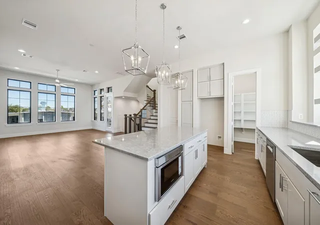 5th image of 8712 Padua Ln, Houston, TX 77055 | MLS# 44779937