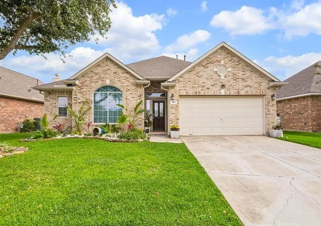 2nd image of 925 Autumn Brook St, Seabrook, TX 77586 | MLS# 62813394
