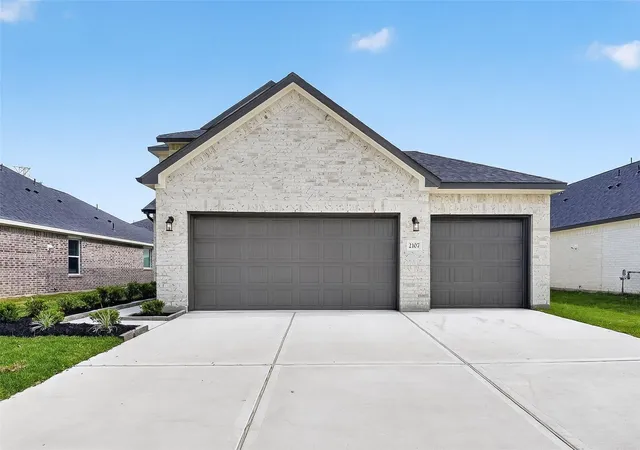 2nd image of 2107 Spring Hollow Dr, Baytown, TX 77521 | MLS# 6580545