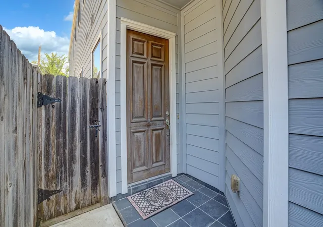 Photo 3 of Single family home for sale at 829 W 20th St, Houston, TX 77008 | MLS# 76194256 | Listing updated on 2026-09-11