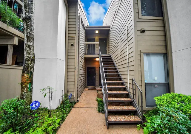 Listing Photo 2 - Condo for sale in building located at 10051 Westpark Dr, Houston, TX 77042 - Unit #272