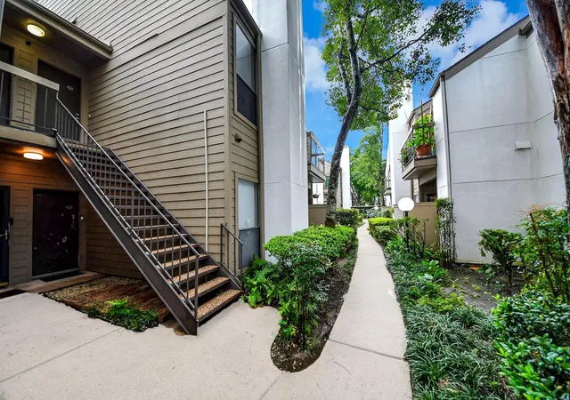 Listing Photo 3 - Condo for sale in building located at 10051 Westpark Dr, Houston, TX 77042 - Unit #272