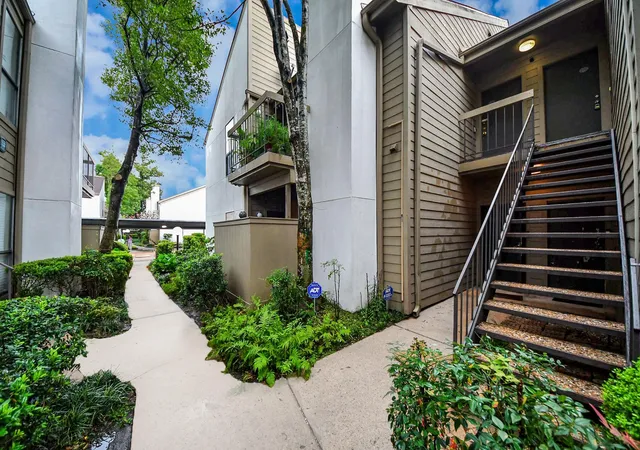 Listing Photo 4 - Condo for sale in building located at 10051 Westpark Dr, Houston, TX 77042 - Unit #272