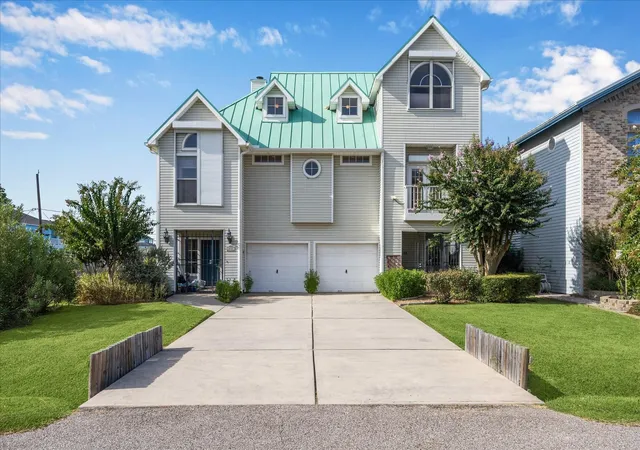 Photo 1 of Single family home for sale at 422 Bay Colony Dr, La Porte, TX 77571 | MLS# 16104237 | Listing updated on 2026-09-02