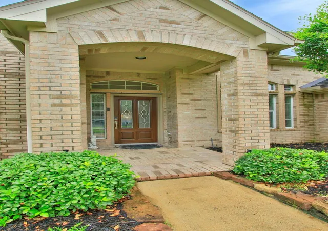 Photo 3 of Single family home for sale at 2410 Avalon Tr Ln, Pearland, TX 77581 | MLS# 22178584 | Listing updated on 2026-08-03