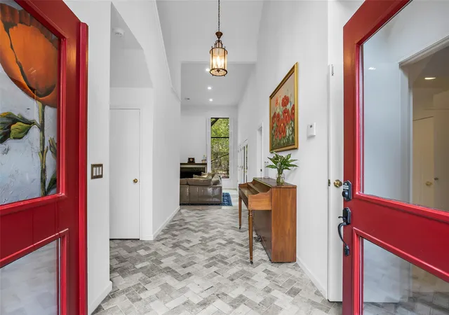 2nd image of 208 Sugarberry Cir, Houston, TX 77024 | MLS# 68036259