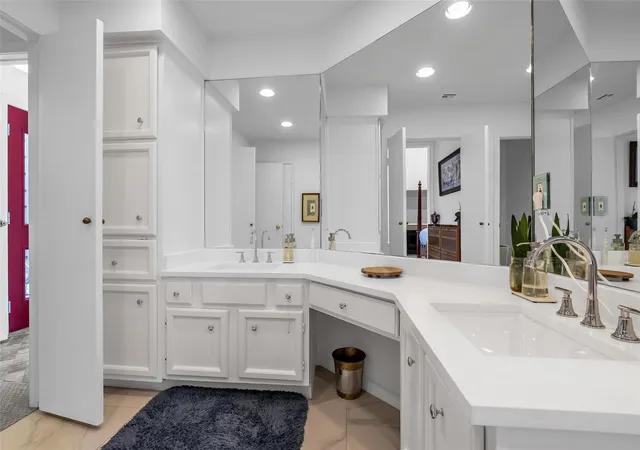 5th image of 208 Sugarberry Cir, Houston, TX 77024 | MLS# 68036259
