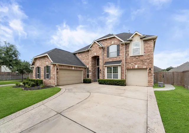 Photo 2 of Sale Pending at 14016 Savannah Landing Ln, Rosharon, TX 77583 | MLS# 62402655 | Listing updated on 2026-09-08