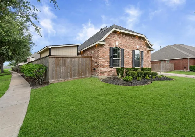 Photo 3 of Sale Pending at 14016 Savannah Landing Ln, Rosharon, TX 77583 | MLS# 62402655 | Listing updated on 2026-09-08