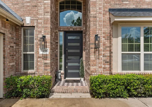 Photo 4 of Sale Pending at 14016 Savannah Landing Ln, Rosharon, TX 77583 | MLS# 62402655 | Listing updated on 2026-09-08