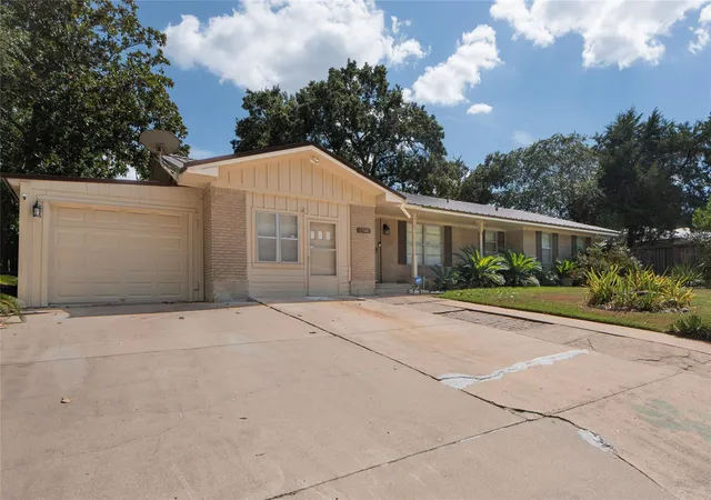 2nd image of 1507 Meadow Ln, Brenham, TX 77833 | MLS# 18687112