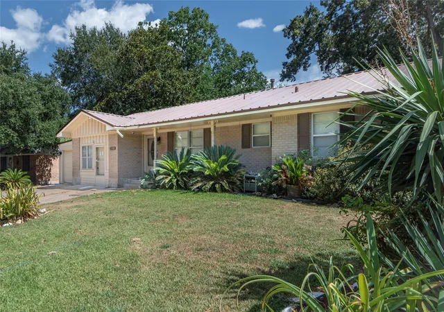 3rd image of 1507 Meadow Ln, Brenham, TX 77833 | MLS# 18687112