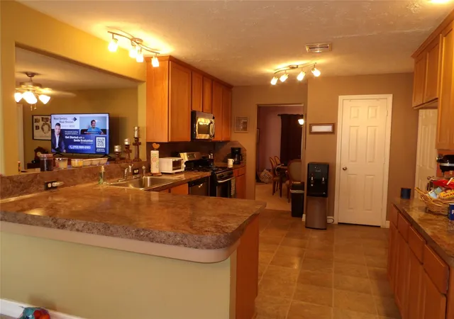 Photo 4 of Single family home for sale at 303 Coronation Dr, Houston, TX 77034 | MLS# 95019187 | Listing updated on 2026-08-01