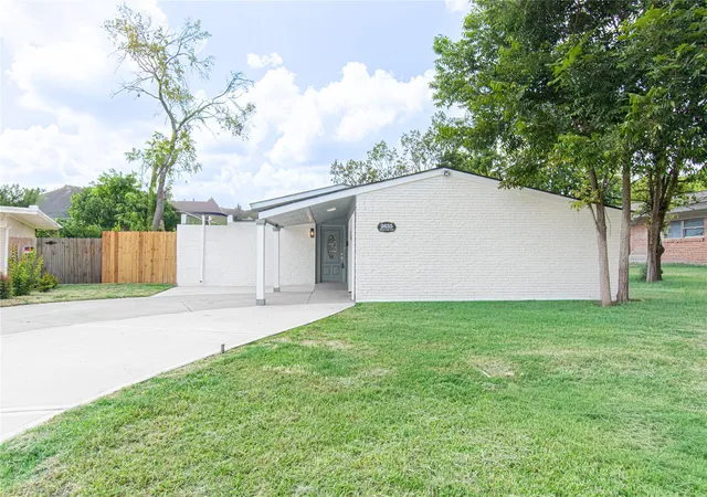 Photo 2 of Single family home for sale at 2635 Knotty Oaks Trl, Houston, TX 77045 | MLS# 32054510 | Listing updated on 2026-09-16