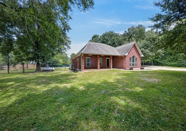 Photo 3 of Sale Pending at 822 Sentinel Oaks, Pinehurst, TX 77362 | MLS# 69522714 | Listing updated on 2026-10-09