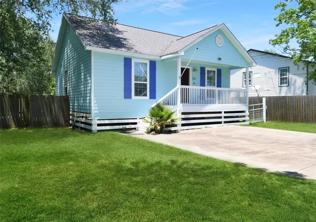 2nd image of 320 10th St, Dickinson, TX 77539 | MLS# 71665840